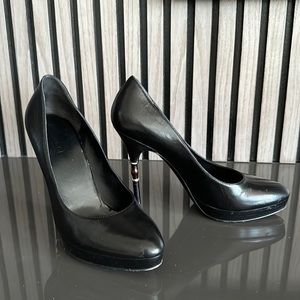 Gucci black calfskin 4 1/2 inch pump with bamboo detail on heel. US size 37